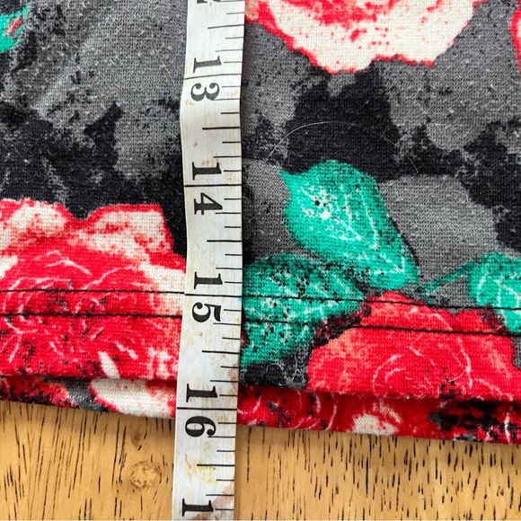 Candie’s Floral Red Rose Bodycon Skirt Size Medium - Picture 4 of 5